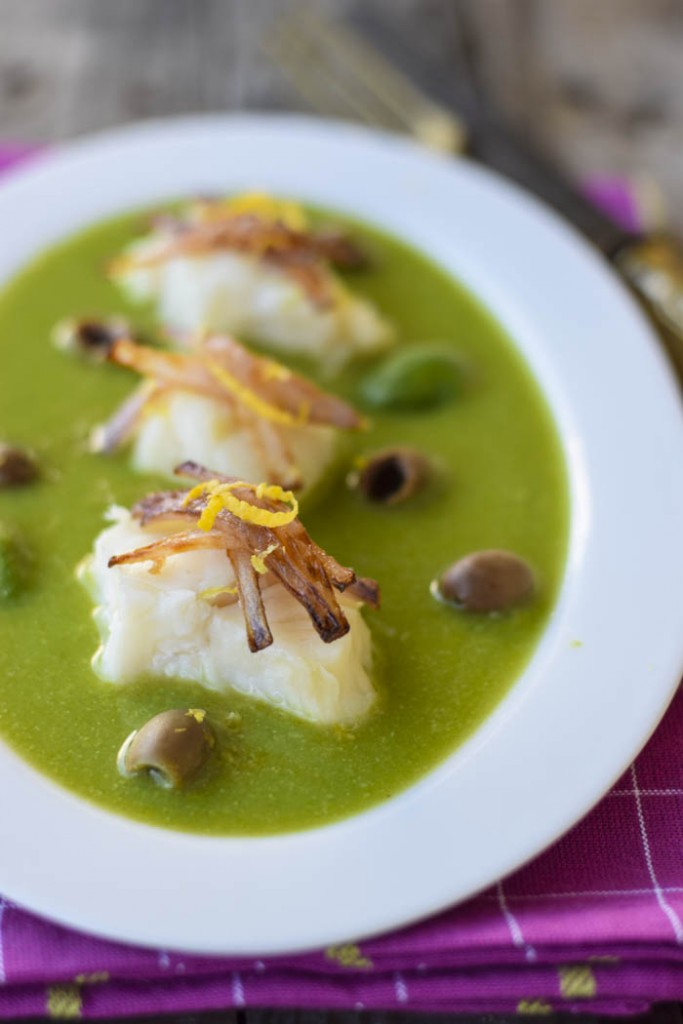 Baccalà al vapore con crema di piselli e cipolle fritte