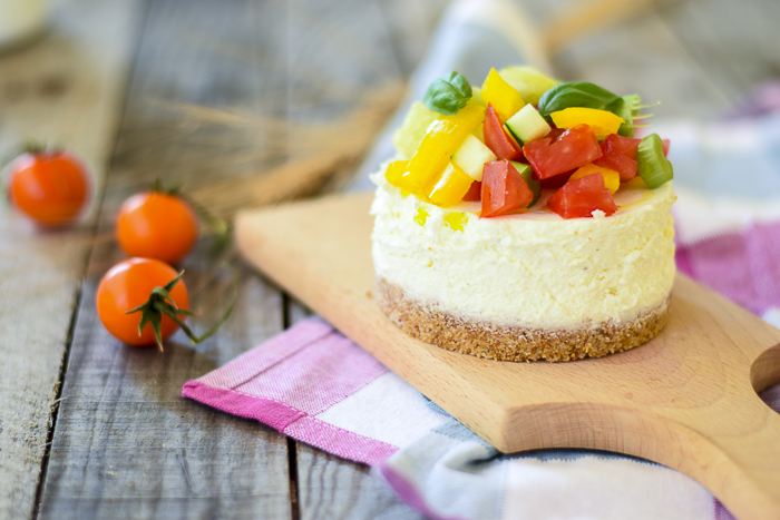 Cheesecake di feta con verdure fresche