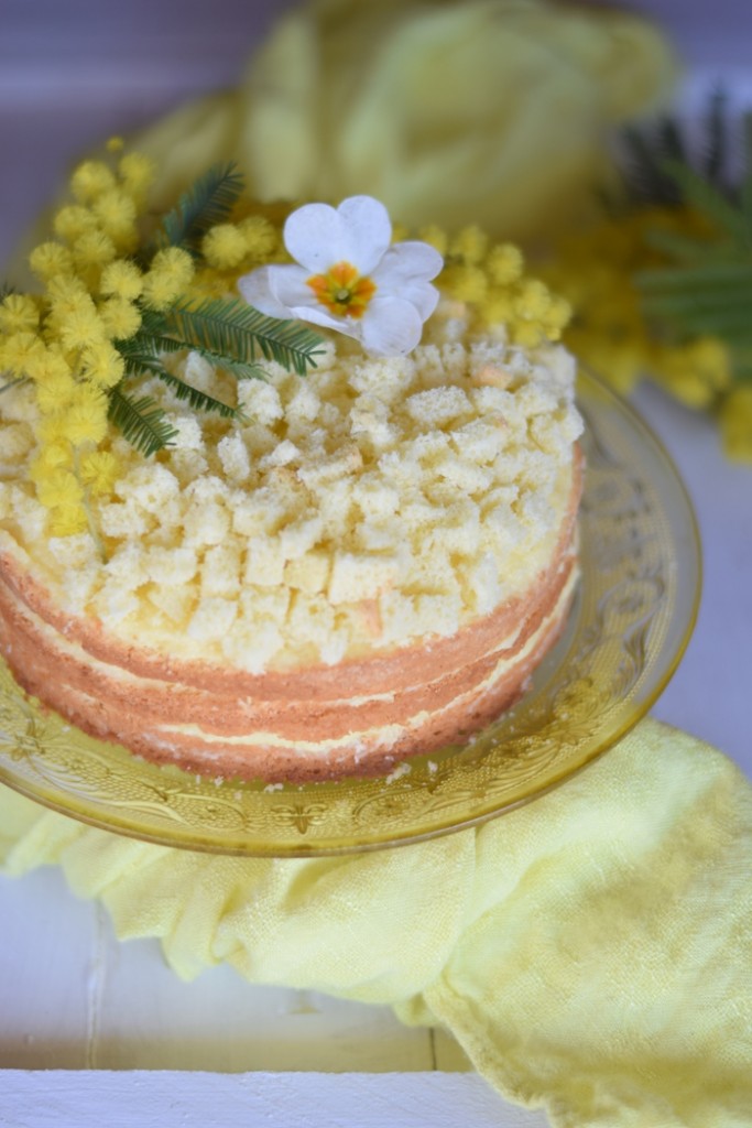 Torta mimosa con crema pasticcera e ananas