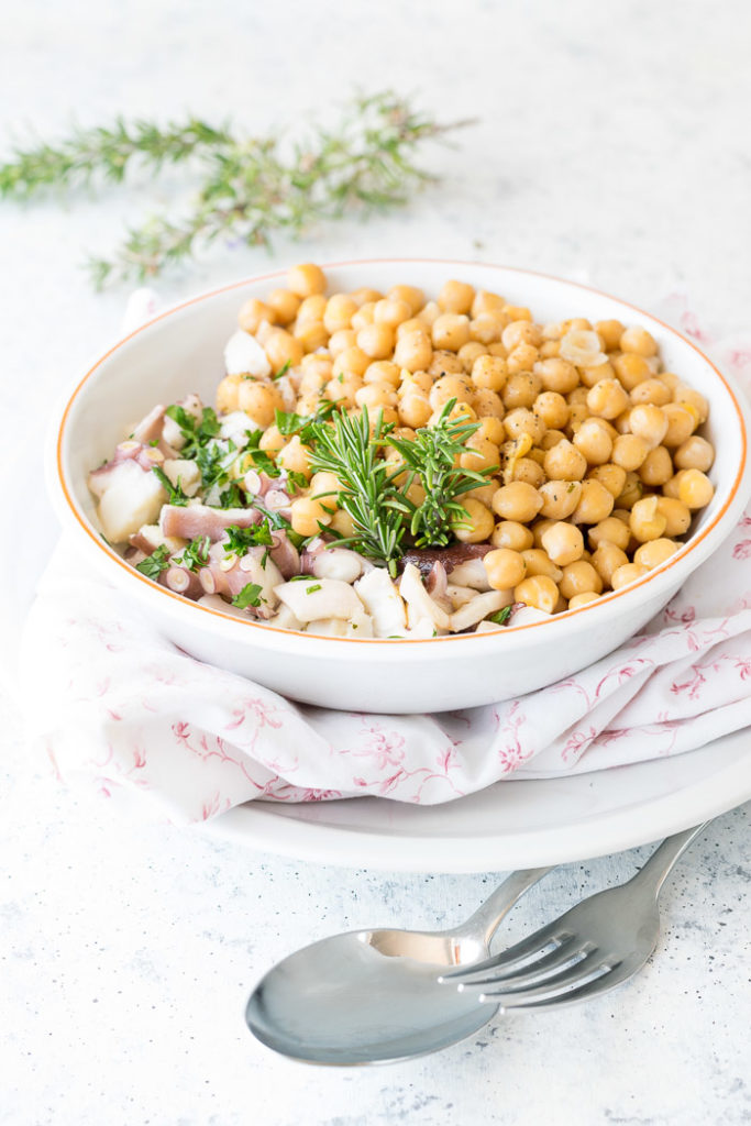 Piatto unico di insalata di polpo e ceci 