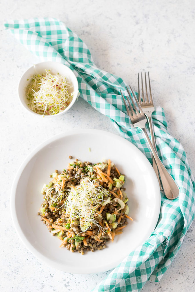 Insalata di lenticchie e verdure fresche