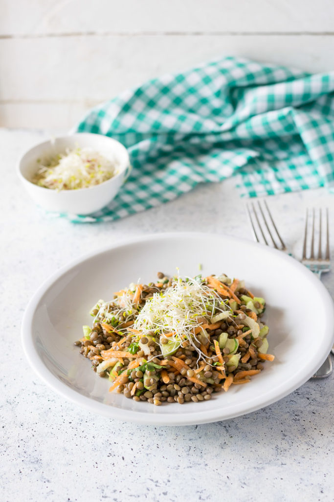 Insalata estiva di lenticchie e verdure fresche