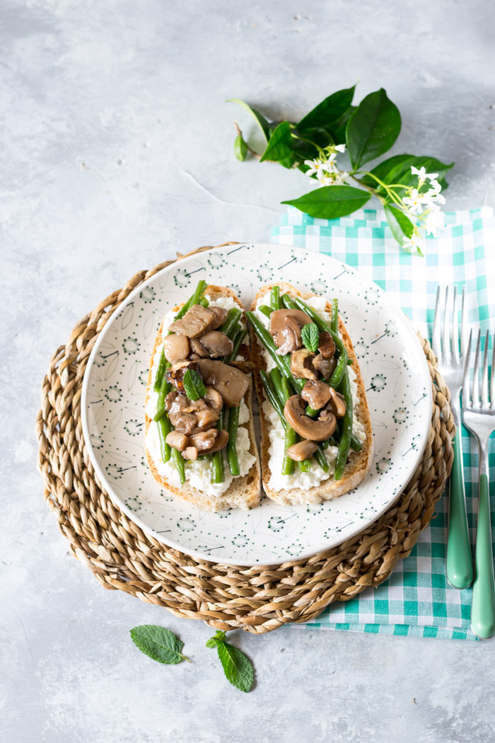 Bruschetta di fagiolini verdi con funghi e ricotta per una antipasto veolce e saporito