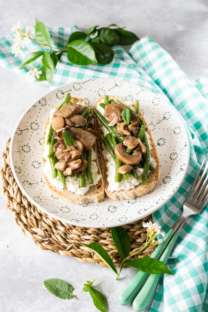 Bruschetta di fagiolini con funghi e ricotta