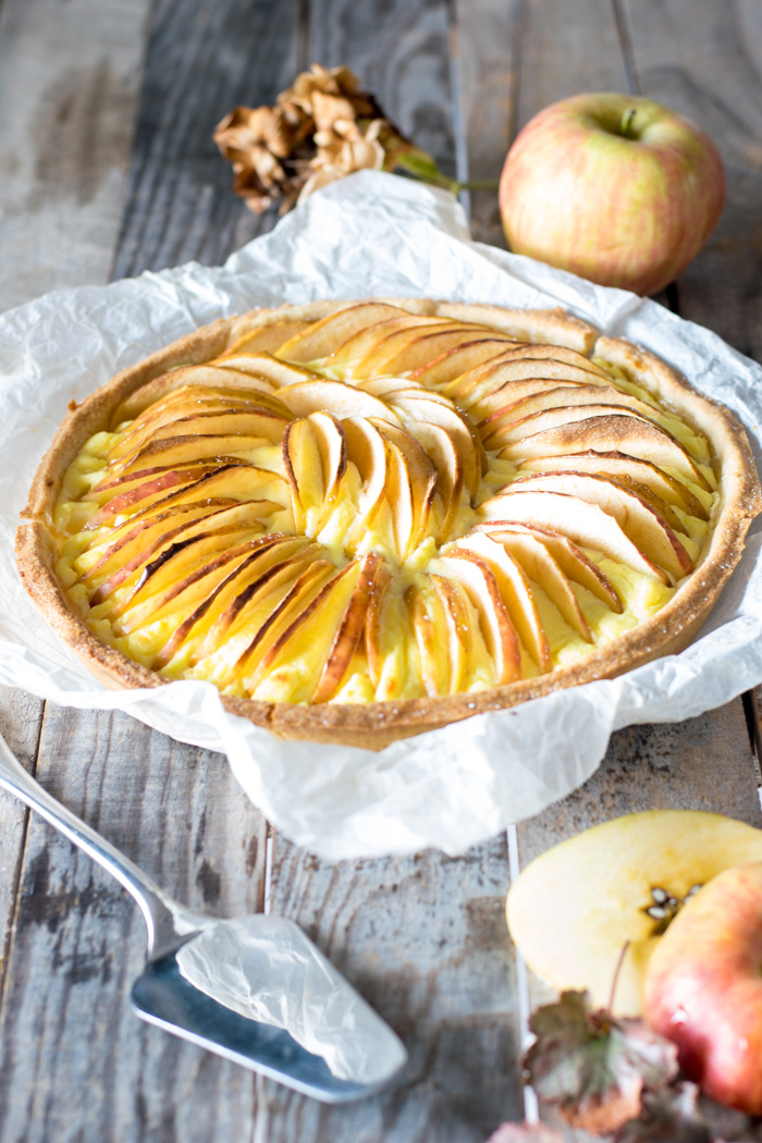 Crostata alla crema passticcera e ricotta guarnita con spicchi di mela